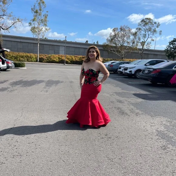 Elegant Red Floral Strapless Dress - Picture 5 of 5